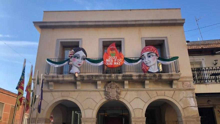 El balcón del ayuntamiento antiguo en la plaza de España, donde tendrá lugar la ofrenda de alimentos este sábado.