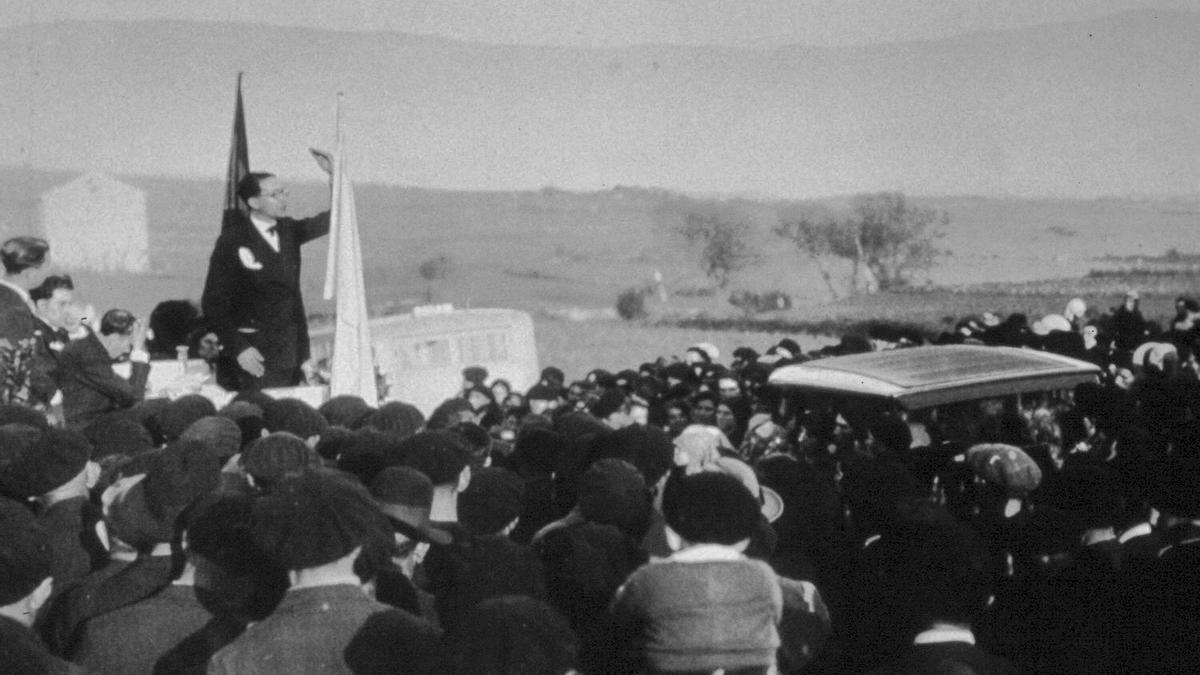 Castelao durante un mitin do Partido Galeguista, nun lugar que presumiblemente é a parroquia de Beluso, en Bueu.
