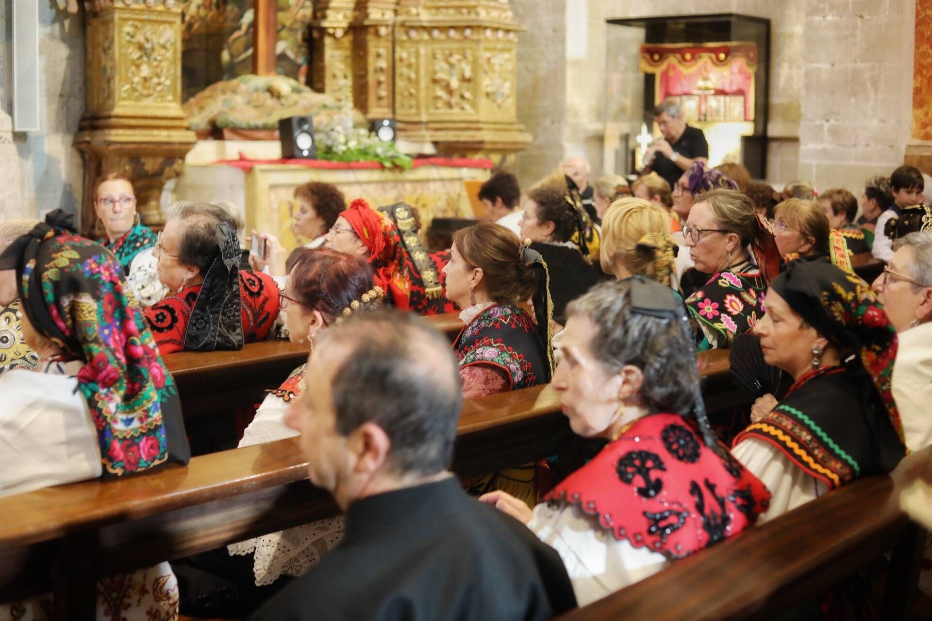 Desfile de indumentaria tradicional y misa en la Catedral para celebrar las fiestas de San Pedero.