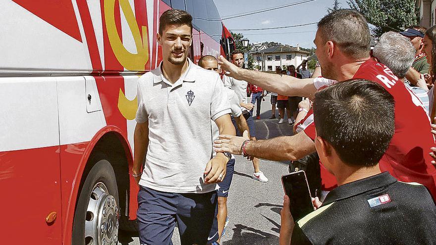 Federico Barba es saludado por aficionados rojiblancos a la llegada del Sporting a Vegadeo.