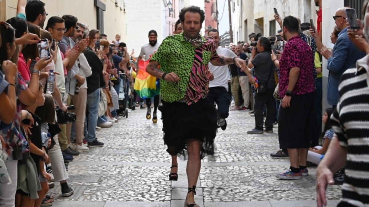 El ganador de la carrera, Pedro Caballero, a toda velocidad por la calle Encarnación, este viernes.