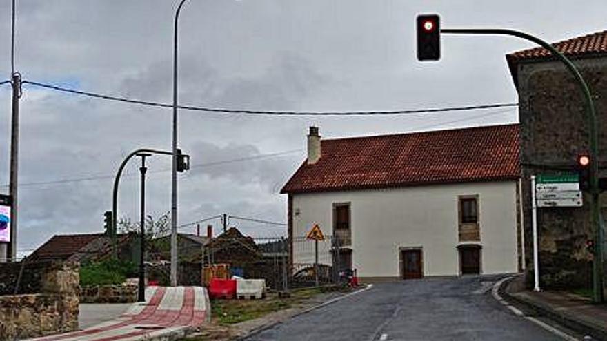 Cruce de Lañas, donde ya ha sido retirado el poste que impedía acabar la obra.