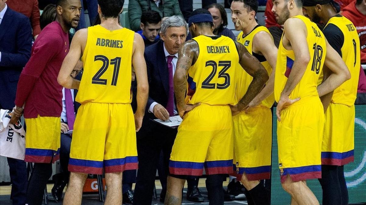 Pesic da instrucciones a sus jugadores en el partido de Liga del pasado domingo en Murcia