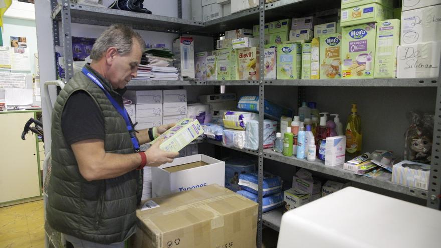 La asociación estudiantil Invisibles recoge alimentos para Sonrisas Canarias