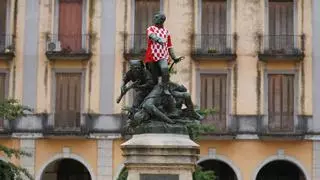 El Girona viste a varias estatuas con la camiseta de la Champions