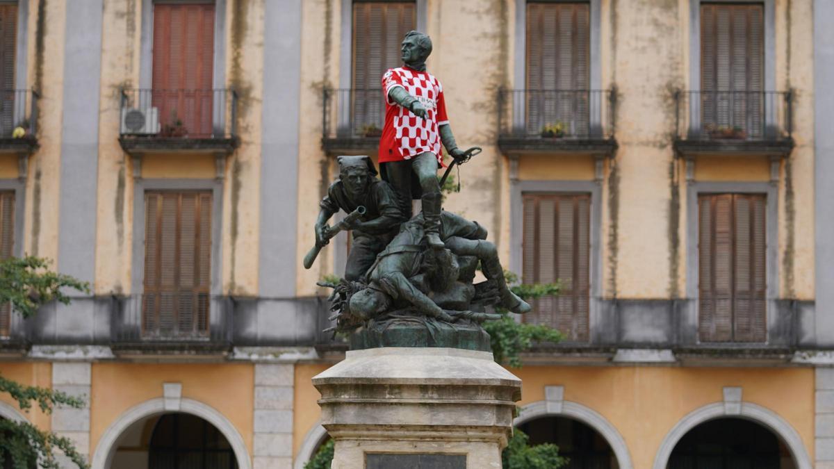 La estatua del 'Monument als defensors de Girona', de la capital, con la camiseta.