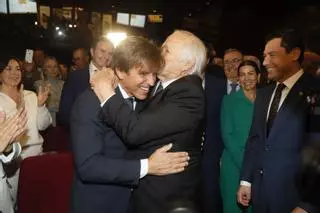 Manuel Benítez 'El Cordobés' y Manuel Díaz: el abrazo del califa con su hijo