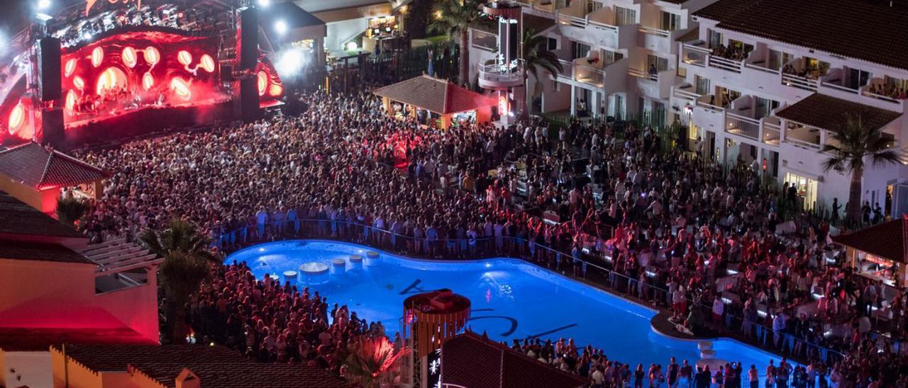 El escenario y la discoteca al aire libre en la terraza del Hotel Ushuaïa Beach Hotel. | ROBERTO CASTANO