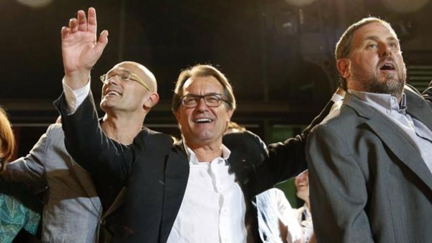 Carme Forcadell, Raül Romeva, Artur Mas i Oriol Junqueras, celebrant el triomf electoral.