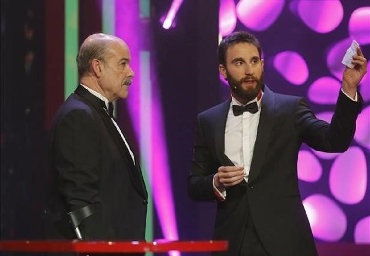 El presidente de la Academia de Cine  Antonio Resines y el presentador Dani Rovira durante la ceremonia 