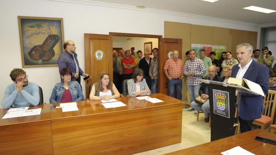 Luis Taboada jura su cargo como alcalde, en presencia de los tres ediles del BNG y la concejala del PSOE.