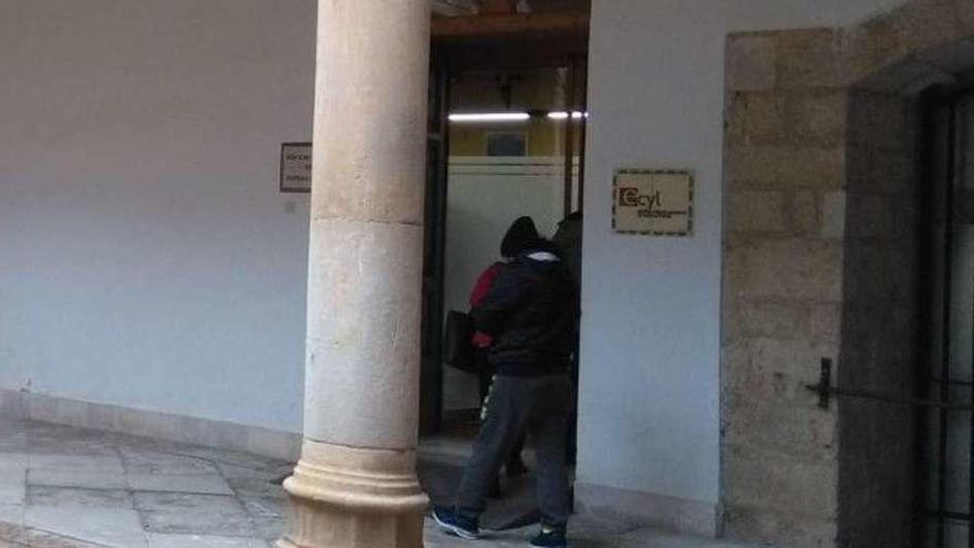 Vecinos acceden a las oficinas del Ecyl en Toro, ubicadas en el palacio Condes de Requena.