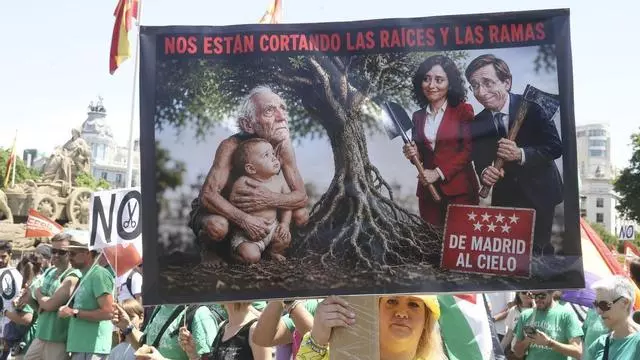 Miles de personas se manifiestan en Madrid y Barcelona en defensa de la educación pública