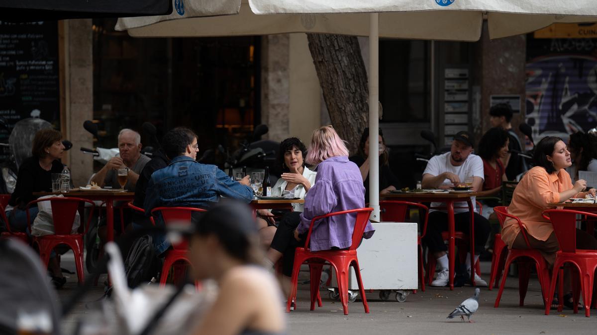 Archivo - Varias personas sentadas en una terraza que una nueva normativa del Govern convertirá en espacio libre de humo, en plaza de la Vila de Gràcia, a 23 de septiembre de 2022, en Barcelona, Catalunya (España)