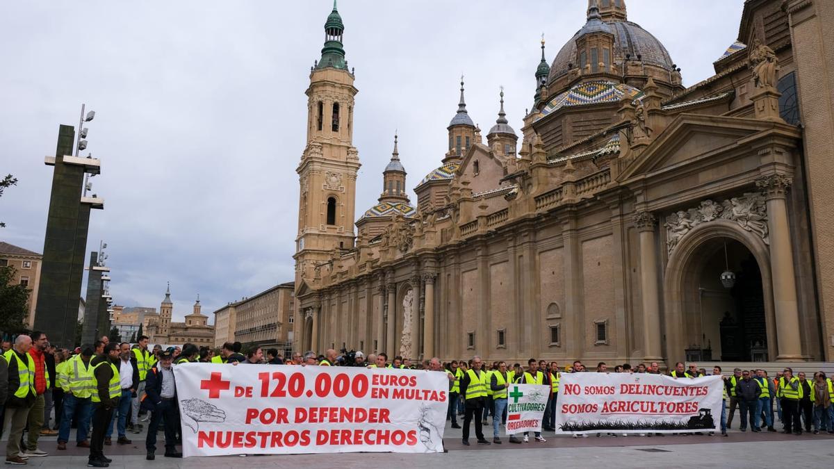 Protesta de los agricultores para pedir la dimisión del delegado del Gobierno en Aragón.