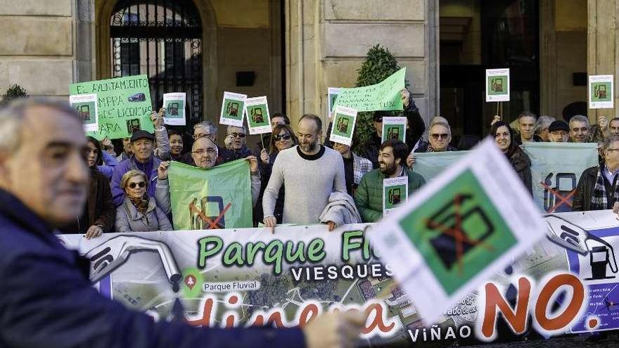 Vecinos y políticos se manifiestan frente al Ayuntamiento contra la construcción de la gasolinera.