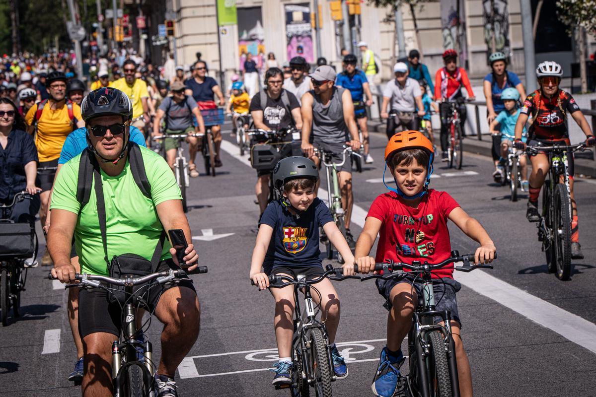 Festa de la Bici 2026. miles de participantes recorren las calles de Barcelona durante la pedalada popular de la Festa de la Bici, una marcha de 12 kilómetros que atraviesa algunos de los espacios más emblemáticos de la ciudad, entre ellos plaza Espanya, Paral·lel, plaza Catalunya, paseo Picasso o la calle Marina. La jornada, ha incorporado actividades vinculadas al próximo paso del Tour de Francia por Catalunya. A 31 de mayo de 2026. Barcelona. AUTOR: Manu Mitru | EPC