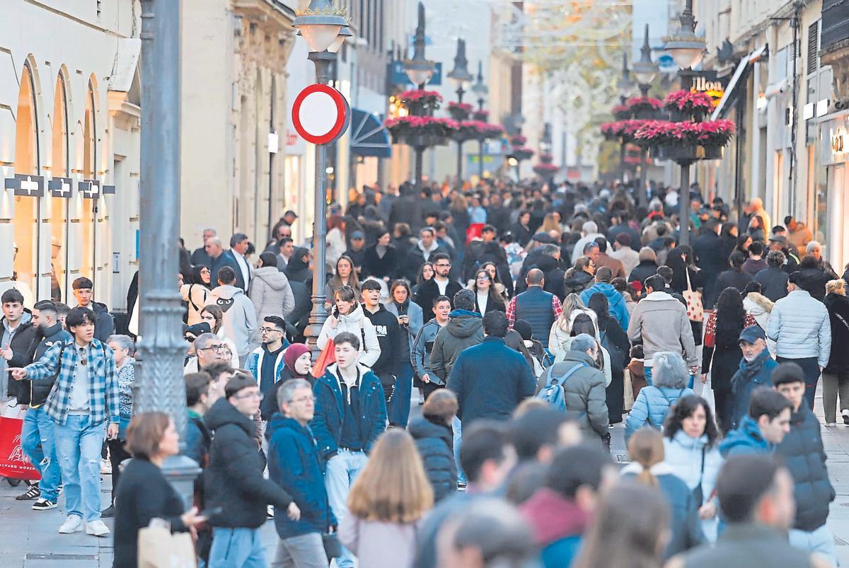 Una gran multitud de personas caminan por la calle Gondomar durante la última Navidad.
