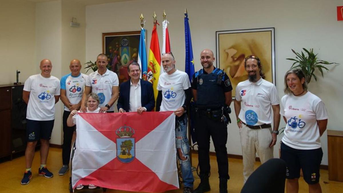 El alcalde, con integrantes de DisCamino y Javier Pitillas (4d.).