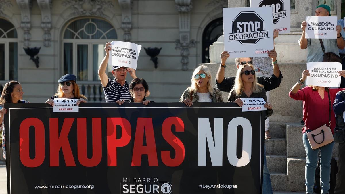 Manifestantes protestan ante el Congreso d en contra de la okupación.