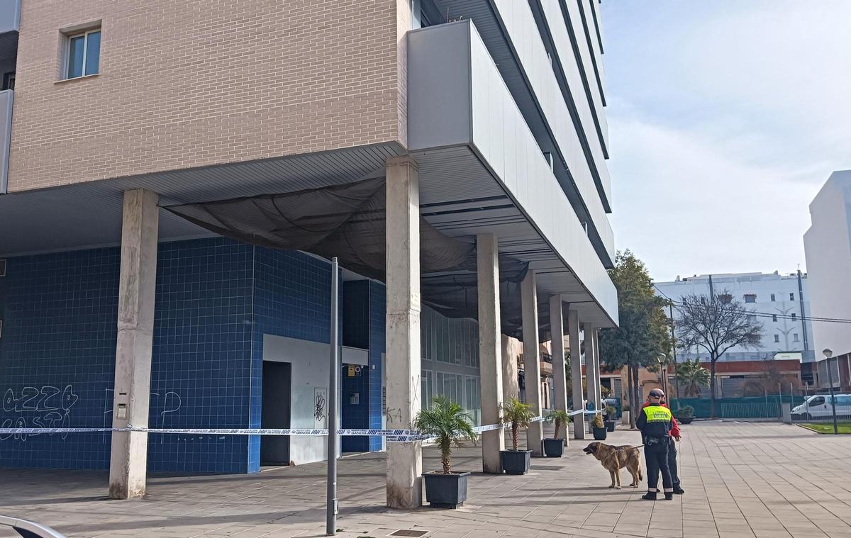 Cordón policial en el edificio de la plaza de les Xocolateres.