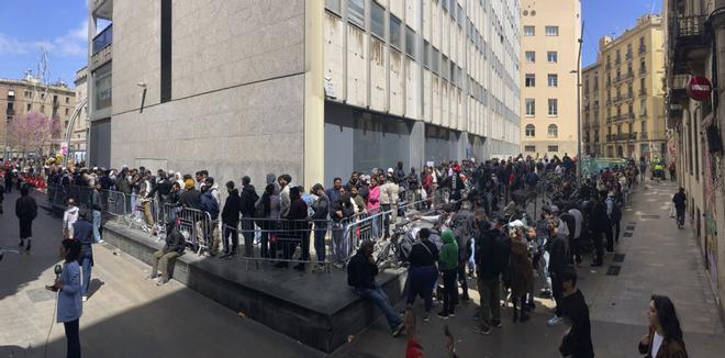 Cola alrededor del Ayuntamiento de Barcelona por los trámites de regularización de inmigrantes