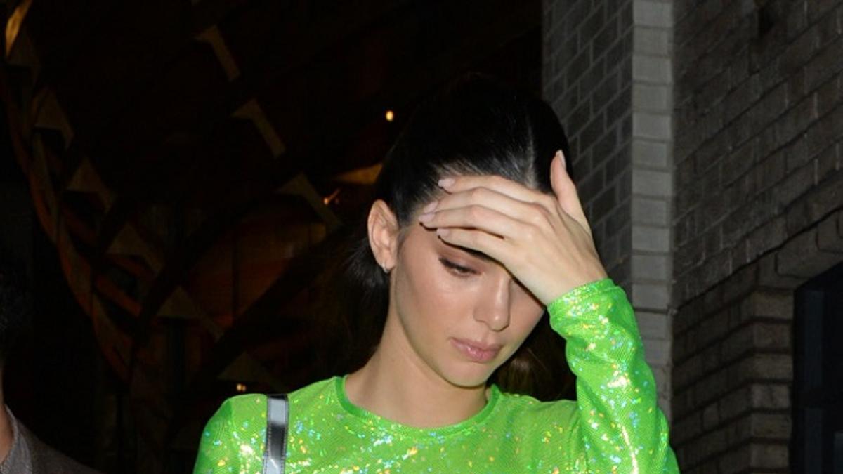 Kendall Jenner con un dos piezas de lentejuelas en verde