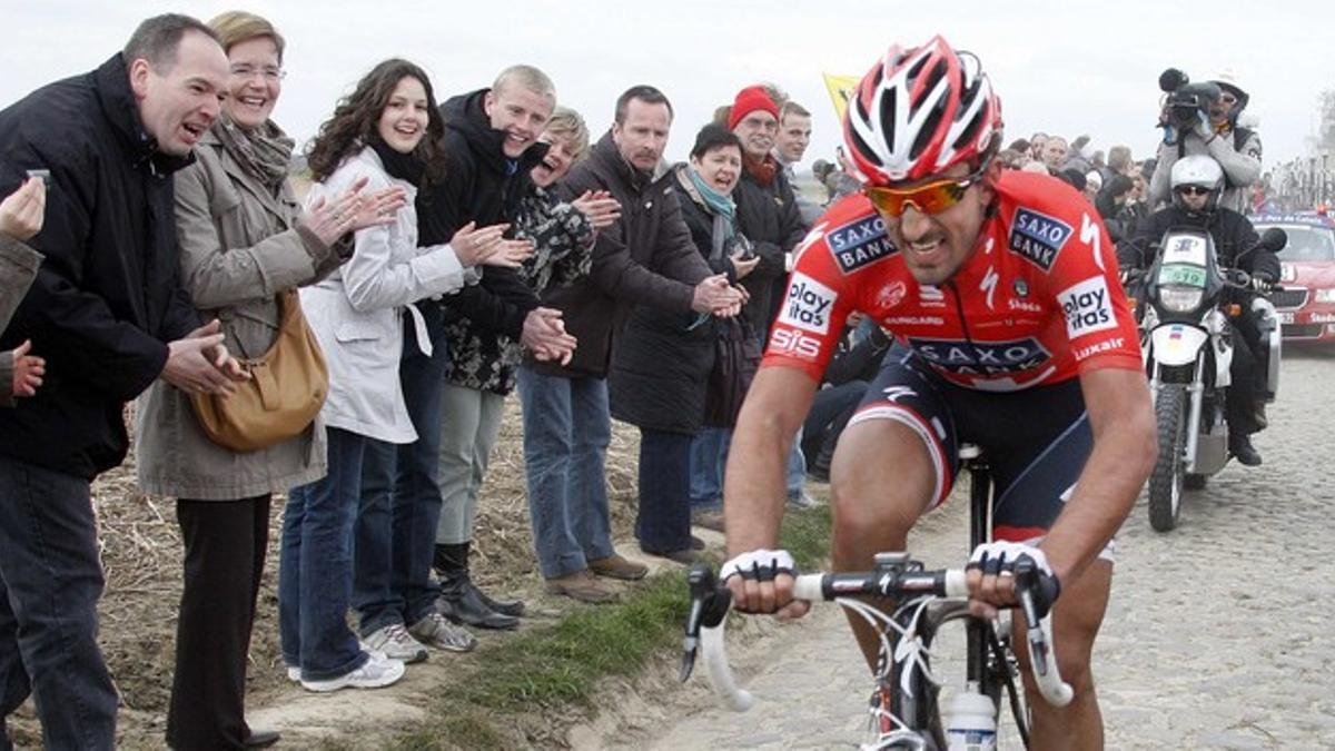 El ciclista suizo Fabian Cancellara, del Saxo Bank, durante laclásicaParís-Roubaix en abril del 2010.