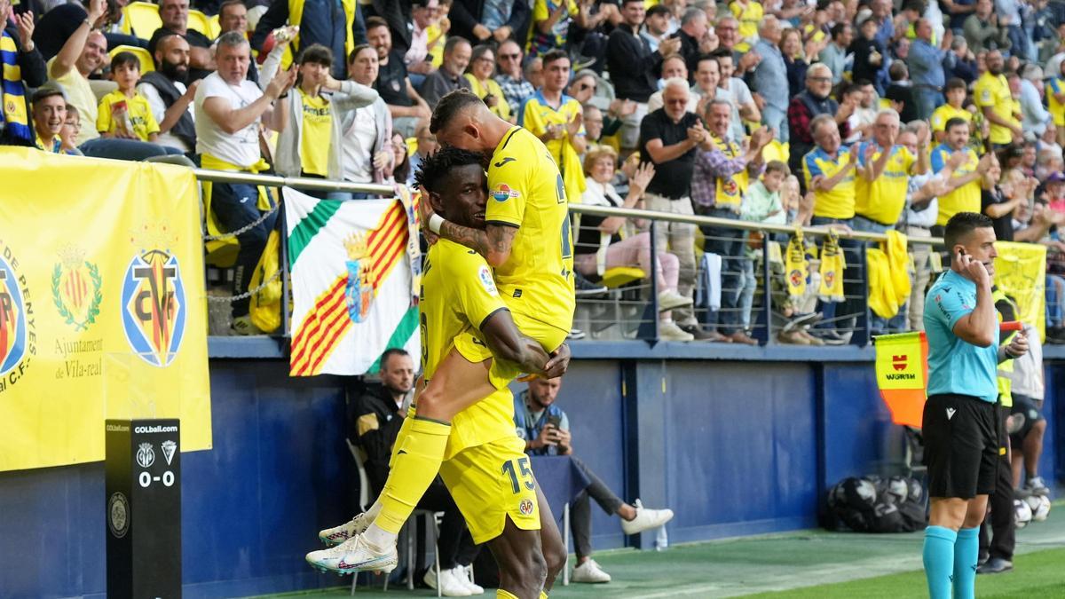 Jackson y Yeremy Pino celebran uno de los tantos.