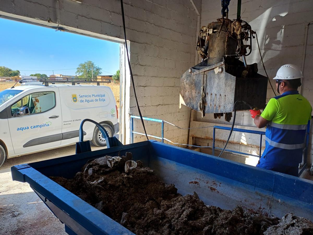 Aqua Campiña extrae 350 Kg de residuos semanalmente de los bombeos para asegurar la operatividad del sistema 24/7