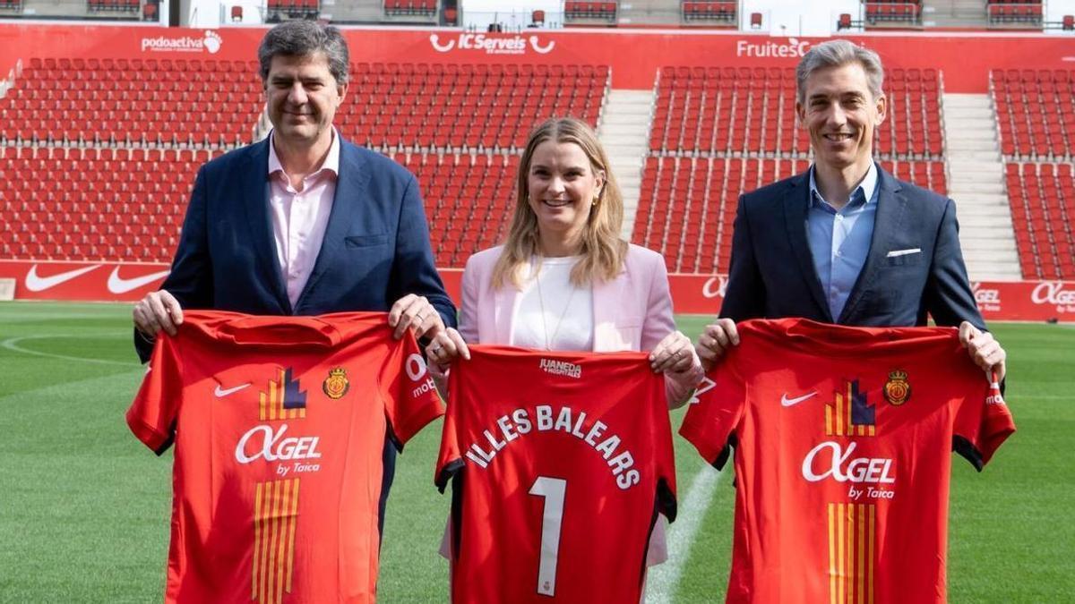 El conseller Jaume Bauzá, la presidenta del Govern Marga Prohens y Alfonso Díaz, CEO de Negocio del Mallorca.