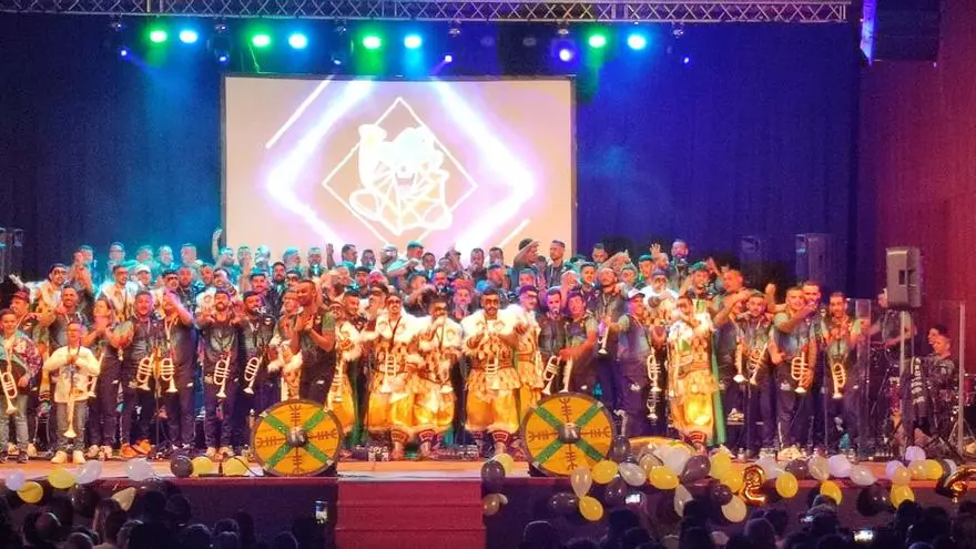 La murga Trapaseros durante la presentación de su fantasía