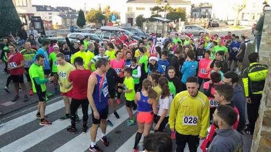 Los corredores, esperando a tomar la salida en la carrera de La Caridad.