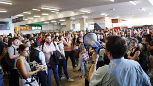 Un empleado informa a los pasajeros sobre los retrasos en la estación de Madrid-Chamartín, este jueves.