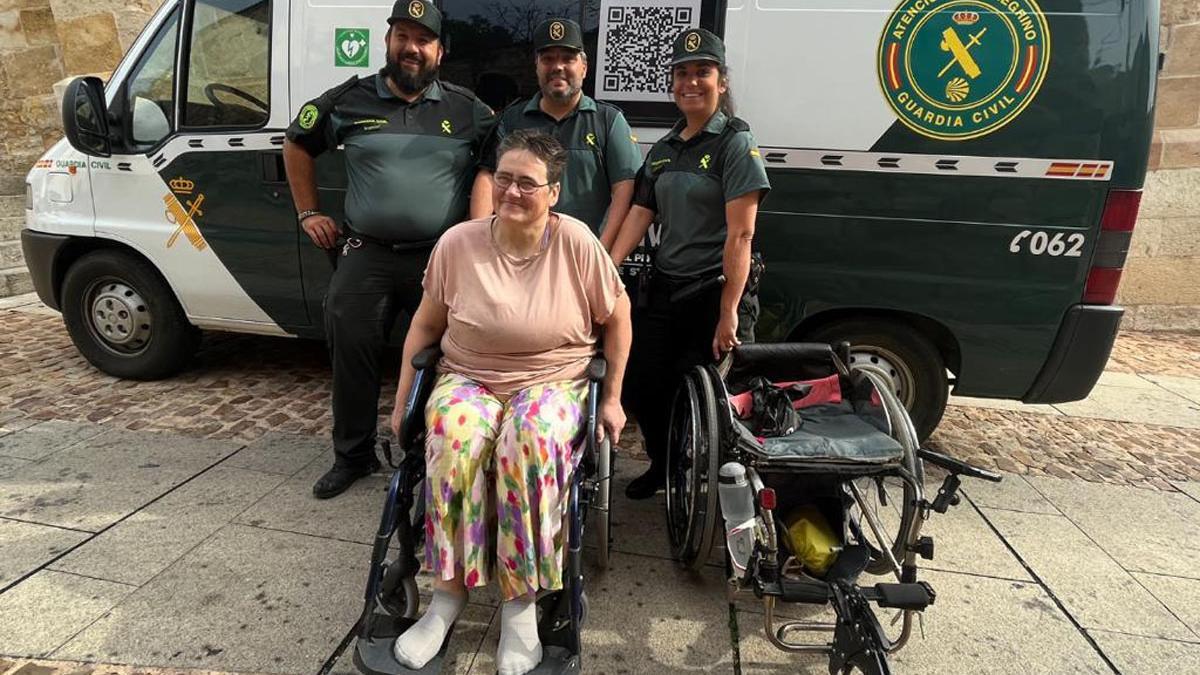 La peregrina inglesa que ha recorrido la Vía de la Plata, en Zamora con agentes del equipo de atención al peregrino de la Guardia Civil.