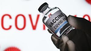 28 11 2020 Coronavirus - Moderna solicita oficialmente la autorizacion de emergencia para su vacuna contra la COVID-19 en EEUU     La companyia Moderna ha sol licitat oficialment aquest dilluns a l Agencia de Medicaments i Aliments (FDA  en angles) dels Estats Units l autoritzacio d emergencia de la seva vacuna contra el coronavirus per comencar-la a distribuir  i esdevindra  aixi  la segona que ho fa despres de Pfizer     POLITICA   DAVID TALUKDAR   ZUMA PRESS   CONTACTOPHOTO
