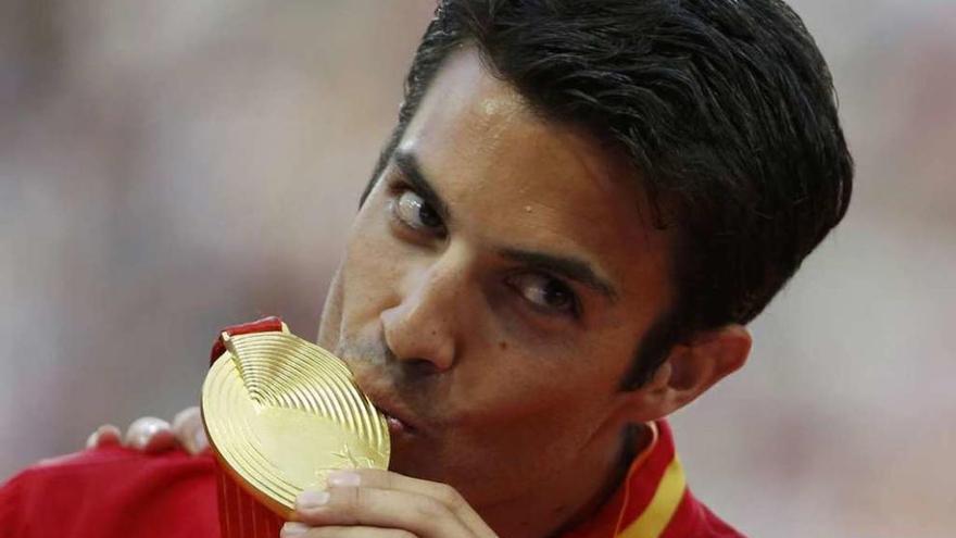 Miguel Ángel López besa la medalla de oro que ganó en la prueba de 20 kilómetros marcha.