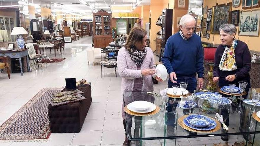 Isabel Ruiz, a la derecha, en el mercadillo.