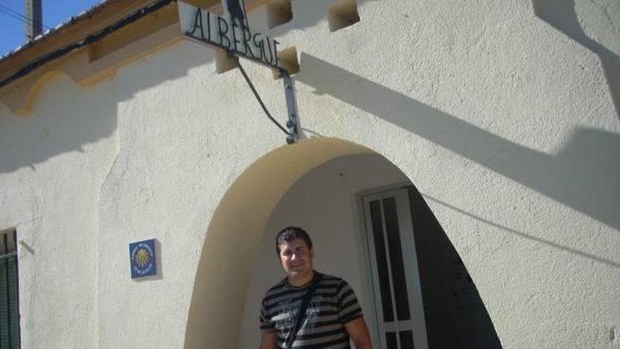 El hospitalero posa en la puerta de entrada del albergue de El Cubo.