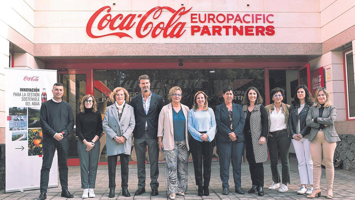 Rosa Dávil, presidenta del Cabildo de Tenerife, en su visita a la planta de Coca-Cola.