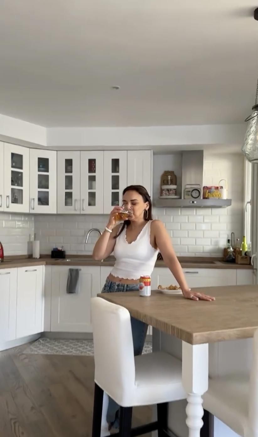 La cocina de Chenoa no tiene ángulos rectos pero cuenta con todo lo necesario