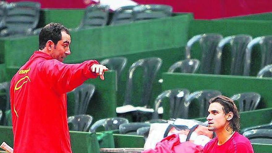 Albert Costa da indicaciones a David Ferrer en el entrenamiento de ayer en Logroño. / fernando díaz / efe