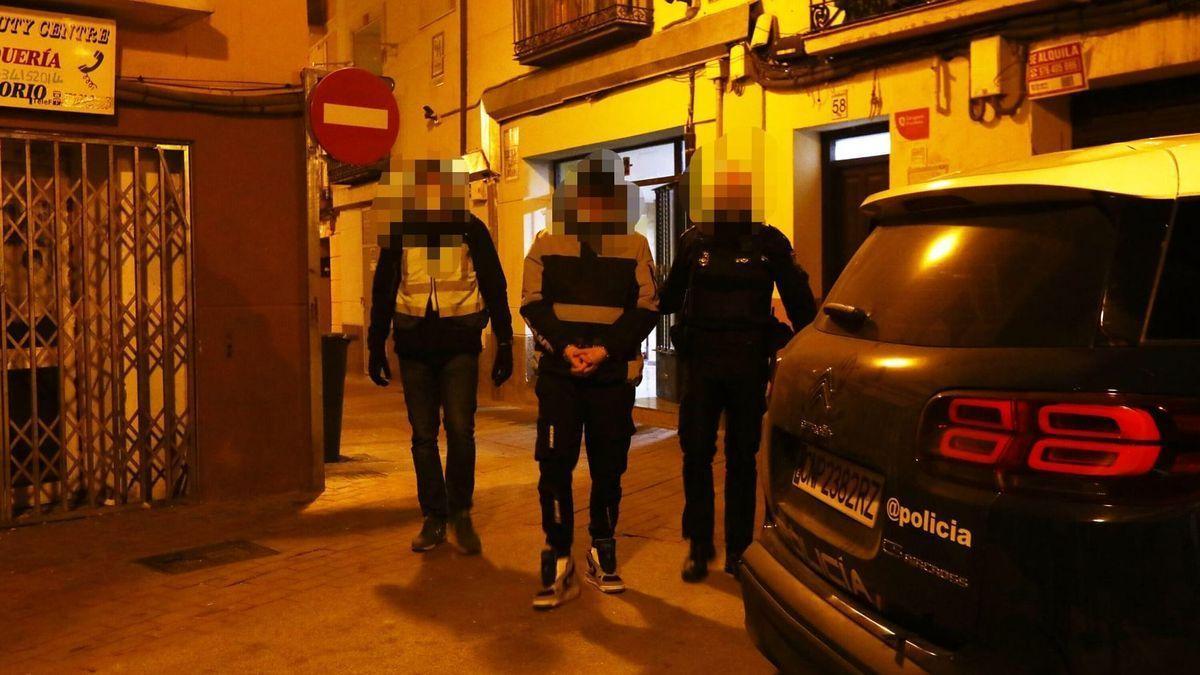 Un dels detinguts custodiat per dos policies després dun registre a Saragossa Un dels detinguts custodiat per dos policies després dun registre a Saragossa