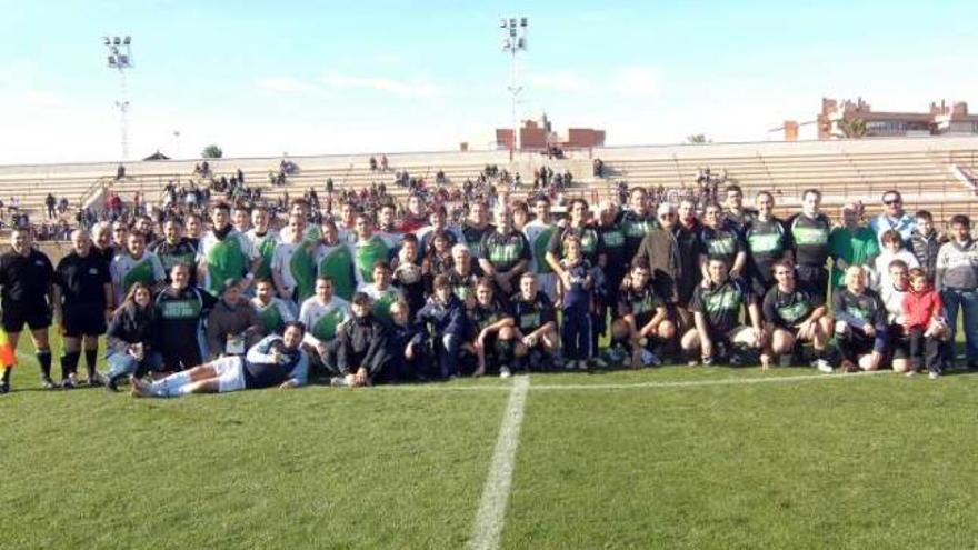 Informadores y populares de Elche se enfrentaron ayer en un partido benéfico.