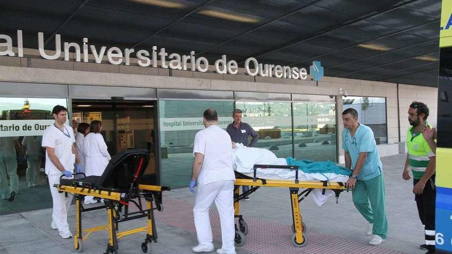 Llegada de pacientes al nuevo edificio de hospitalización del CHUO. // Iñaki Osorio