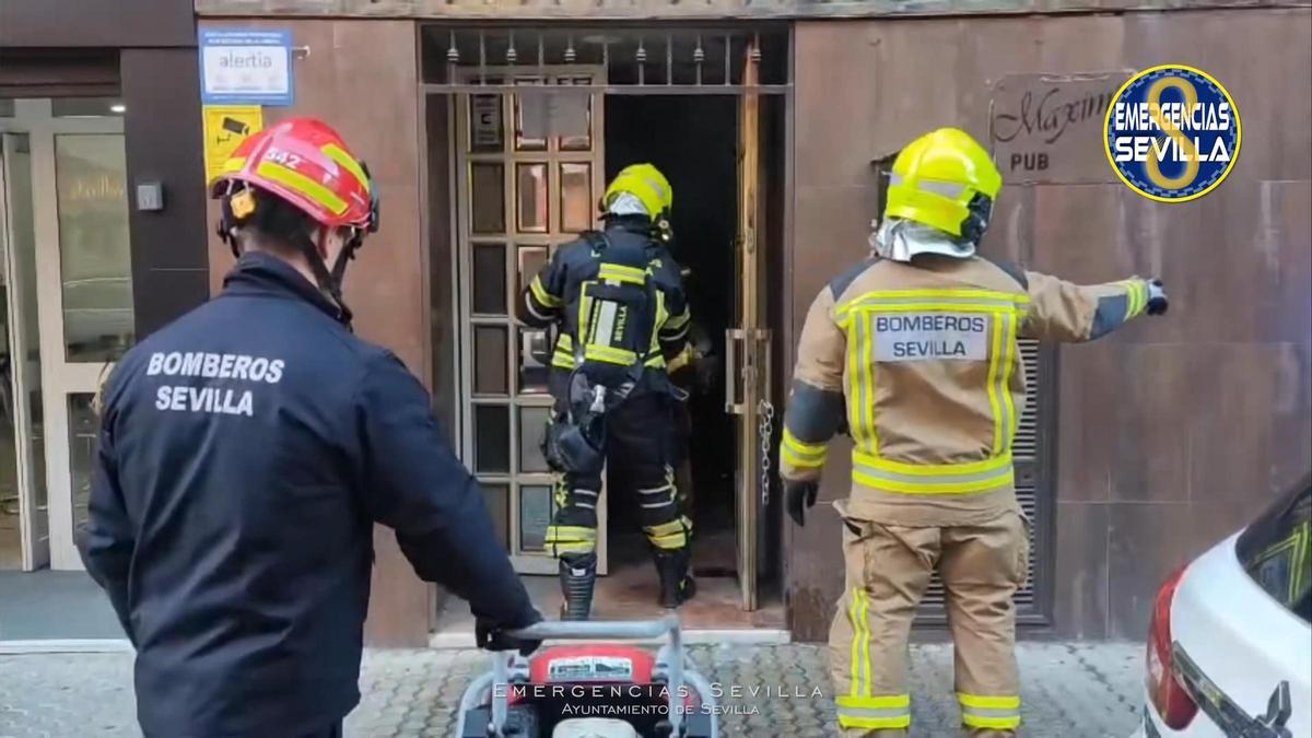 Vídeo | Bomberos de Sevilla intervienen en el incendio de un local de Nervión