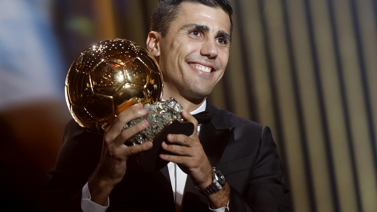 El español Rodri consigue el balon de Oro. Paris (France), 28/10/2024.- Manchester City and Spain midfielder Rodri wins the Men's Ballon d'Or 2024 at the Ballon d'Or 2024 ceremony at the Theatre du Chatelet in Paris, France, 28 October 2024. (Francia, España) EFE/EPA/MOHAMMED BADRA. Fútbol. Premio. Galardón. Segundo balón de oro español