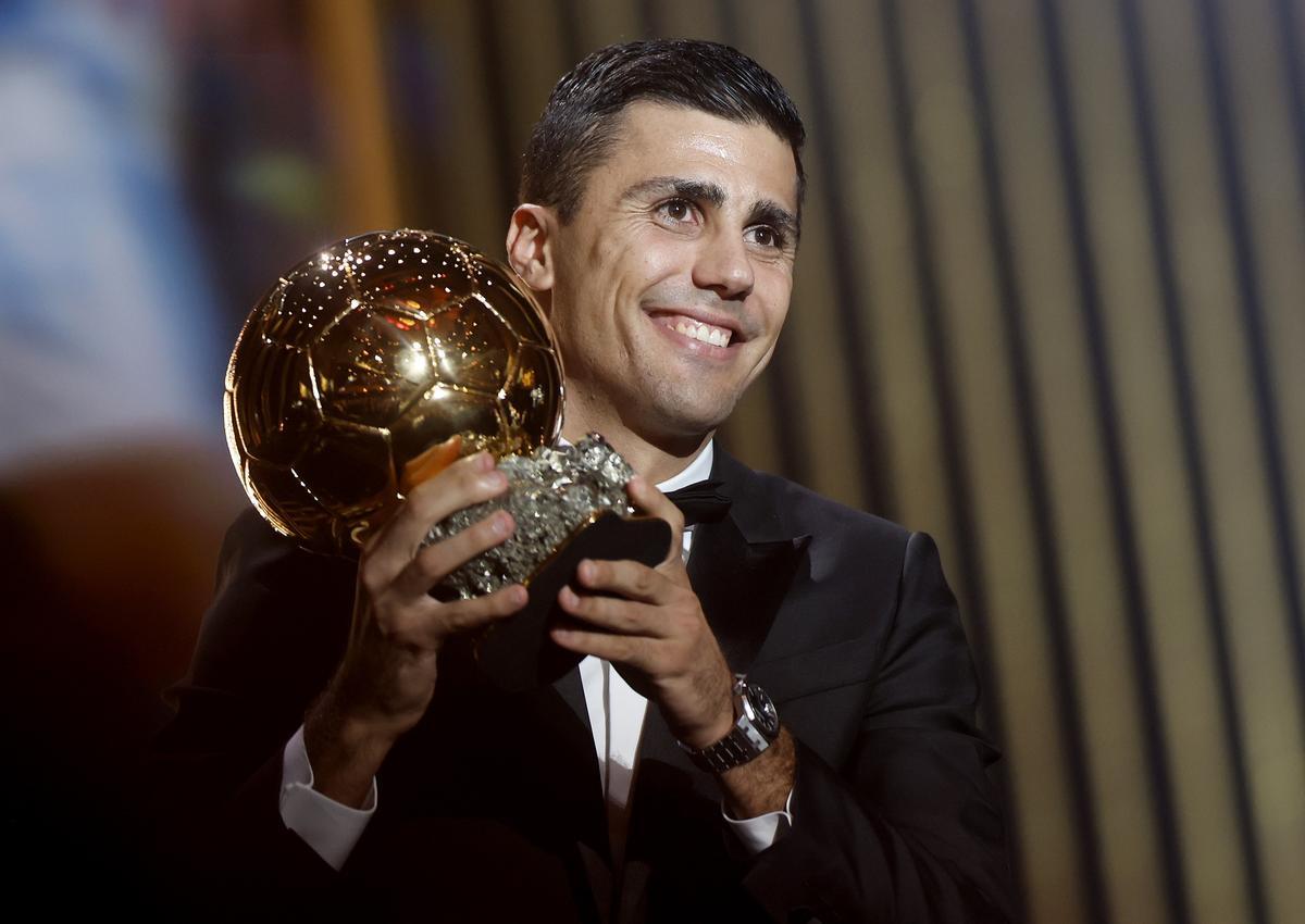 El español Rodri consigue el balon de Oro. Paris (France), 28/10/2024.- Manchester City and Spain midfielder Rodri wins the Men's Ballon d'Or 2024 at the Ballon d'Or 2024 ceremony at the Theatre du Chatelet in Paris, France, 28 October 2024. (Francia, España) EFE/EPA/MOHAMMED BADRA. Fútbol. Premio. Galardón. Segundo balón de oro español