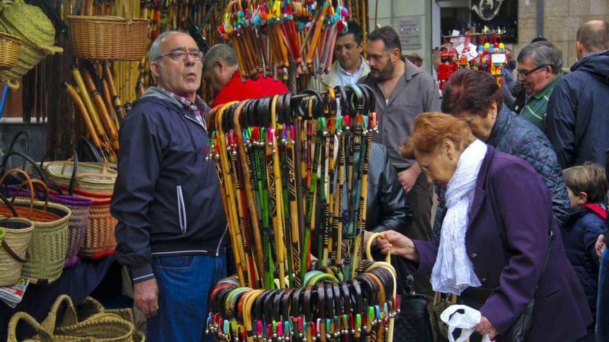 Visitantes realizando sus compras en la concurrida Fira de Tots Sants.