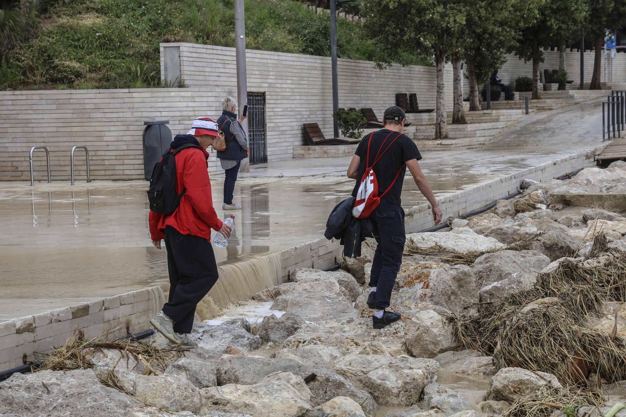 Así ha quedado la playa de la Albufereta y la rambla del barranco de Orgegia y Lloixa después de las lluvias